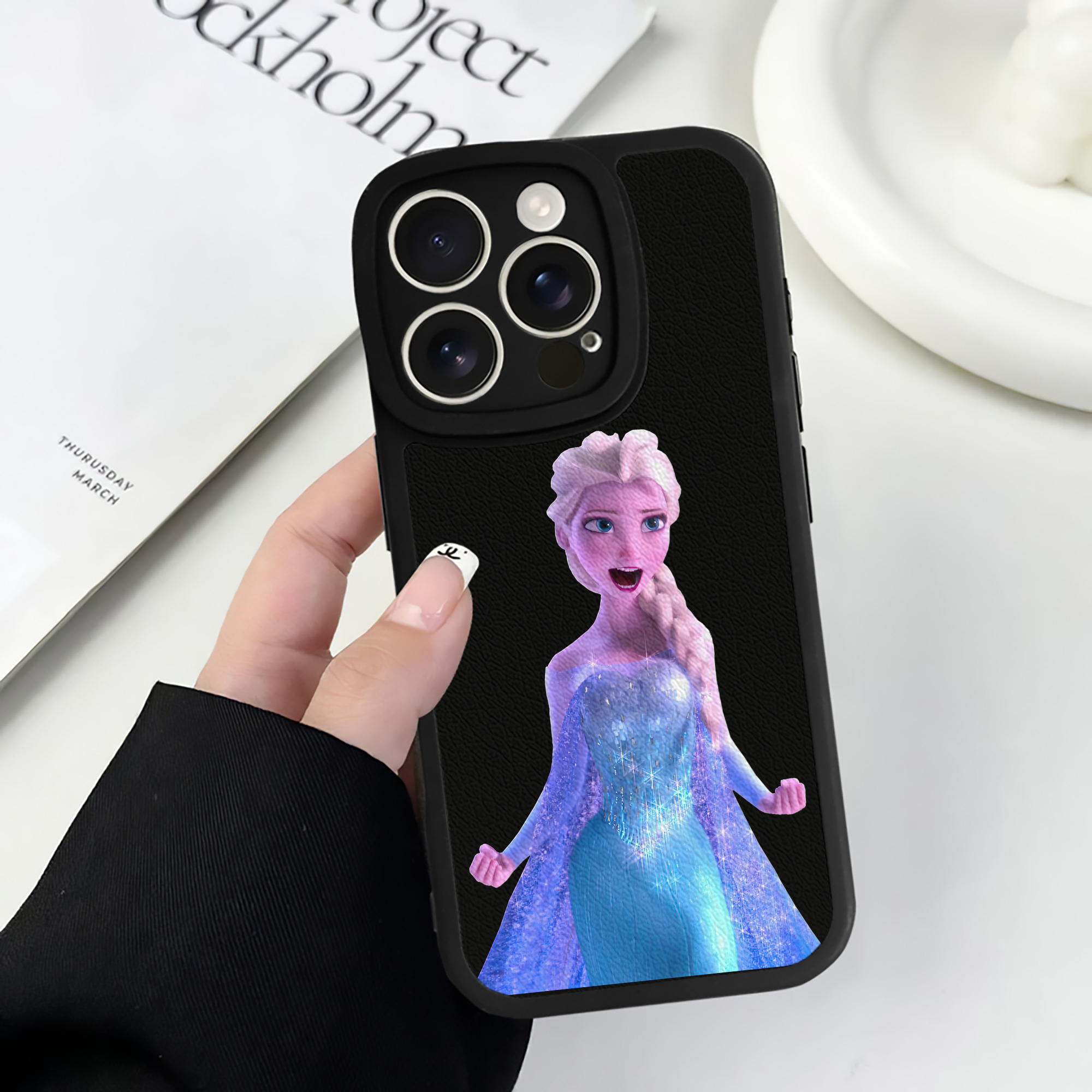 （画像用） アナと雪の女王 アンナ エルサ Frozen Anna Elsa 【iPhone 16シリーズ対応】シリコンスマホケース（レザー調） 材質：シリコン